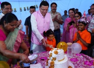 Uttarakhand:-दिल्ली से लौटते ही नेताजी सुभाष चंद्र बोस आवासीय बालिका छात्रावास पहुंचे सीएम धामी,अपने जन्मदिन की पूर्व संध्या बेसहारा और निर्धन बच्चों के साथ केक काट बिताया समय