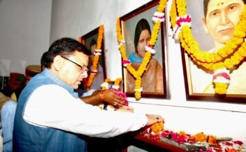 Uttarakhand:-मुख्यमंत्री पुष्कर धामी ने मसूरी में शहीद स्मारक पर पुष्पचक्र अर्पित कर शहीद राज्य आन्दोलनकारियों को दी श्रद्धांजलि,आन्दोलनकारियों के परिवारजनों को किया सम्मानित