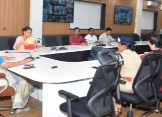 Dehradun:-उत्तराखंड में अभियान चलाकर बनाए जाएंगे निराश्रित बच्चों के आधार-राशन और आयुष्मान कार्ड अपर मुख्य सचिव ने अधिकारियों के दिए निर्देश