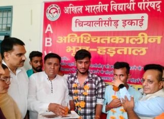 Uttarkashi:-चिन्यालीसौड़ राजकीय महाविद्यालय के छात्रों का आमरण अनशन हुआ खत्म,भाजपा के प्रदेश मीडिया प्रभारी ने जूस पिलाकर करवाया अनशन समाप्त