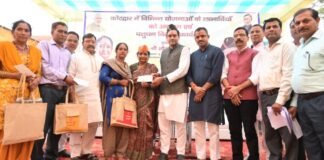 Kotdwar:-विधानसभा अध्यक्ष एवं कैबिनेट मंत्री सौरभ बहुगुणा ने विभिन्न योजनाओं के लाभार्थियों को वितरित किए अनुदान के चेक