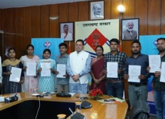 Uttarakhand:-मुख्यमंत्री पुष्कर सिंह धामी ने उत्तराखंड अधीनस्थ सेवा चयन आयोग के माध्यम से चयनित 10 अभ्यर्थियों को प्रदान किए नियुक्ति पत्र
