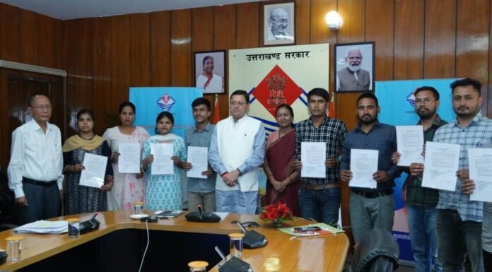 Uttarakhand:-मुख्यमंत्री पुष्कर सिंह धामी ने उत्तराखंड अधीनस्थ सेवा चयन आयोग के माध्यम से चयनित 10 अभ्यर्थियों को प्रदान किए नियुक्ति पत्र