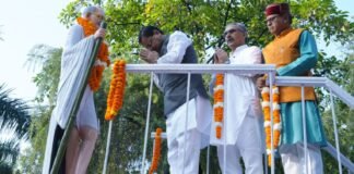 Gandhi Jayanti:-सीएम धामी ने राष्ट्रपिता महात्मा गांधी और लाल बहादुर शास्त्री को किया नमन कर दी श्रद्धांजलि