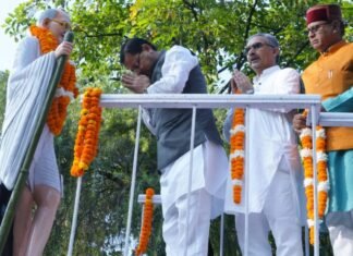 Gandhi Jayanti:-सीएम धामी ने राष्ट्रपिता महात्मा गांधी और लाल बहादुर शास्त्री को किया नमन कर दी श्रद्धांजलि
