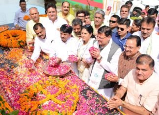 Uttarakhand:-मुख्यमंत्री पुष्कर धामी,केंद्रीय रक्षा राज्य मंत्री एवं भाजपा प्रदेश अध्यक्ष ने शहीद स्थल रामपुर तिराहा में राज्य आन्दोलनकारी शहीदों को पुष्पांजलि अर्पित कर दी श्रद्धांजलि