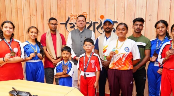 Uttarakhand:-मुख्यमंत्री पुष्कर धामी से नेशनल किक बॉक्सिंग प्रतियोगिता में प्रतिभाग करने वाले खिलाडियों ने की भेंट