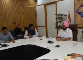 Joshimath Sinking:-मुख्य सचिव ने जोशीमठ में आपदा जोखिम न्यूनीकरण से सम्बन्धित होने वाले कार्यों के संबंध में ली बैठक,अधिकारियों को दिए जरूरी निर्देश