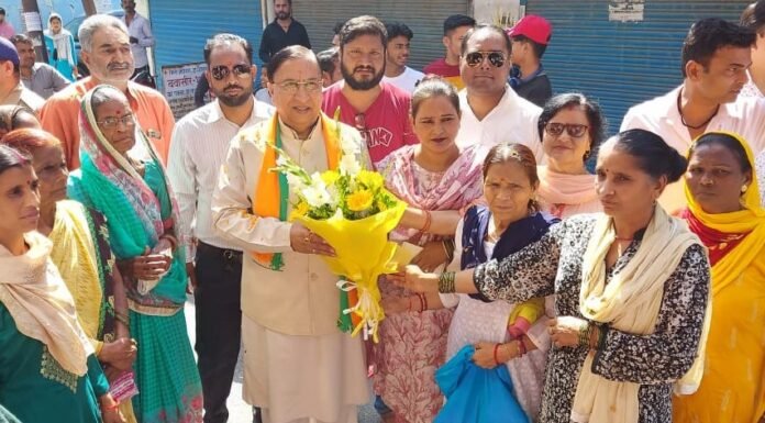 Uttarakhand:-भाजपा सासंद नरेश बंसल ने देहारदून में किया डोर टू डोर बस्ती संपर्क,केंद्र एवं राज्य सरकार की जनकल्याणकारी योजनाओं से लोगों को कराया अवगत