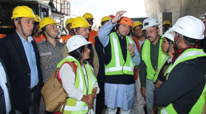 Uttarkashi Tunnel Collapse:-भू धसाव की घटना का स्थलीय निरीक्षण करने पहुंचे सीएम धामी,प्रधानमंत्री मोदी ने फोन से ली टनल में फंसे श्रमिकों की स्थिति,राहत-बचाव कार्यों की जानकारी