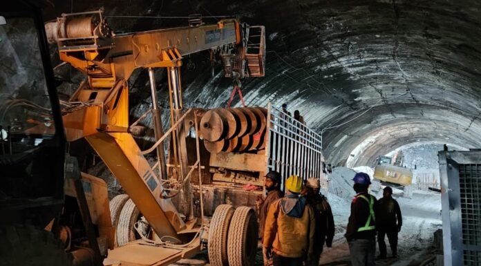 Uttarkashi Tunnel Collapse:-सुरंग में फंसे 41 श्रमिकों को बचाने के लिए रेस्क्यू ऑपरेशन तेज,केंद्रीय सड़क परिवहन मंत्री और सीएम धामी ने किया स्थलीय निरीक्षण