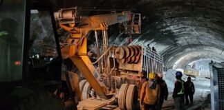 Silkyara Tunnel Collapse:-ऑगर ड्रिलिंग मशीन पहुंची साइट पर,सुरंग में फंसे मजदूरों को निकालने के लिए राहत-बचाव कार्य युद्ध स्तर पर जारी