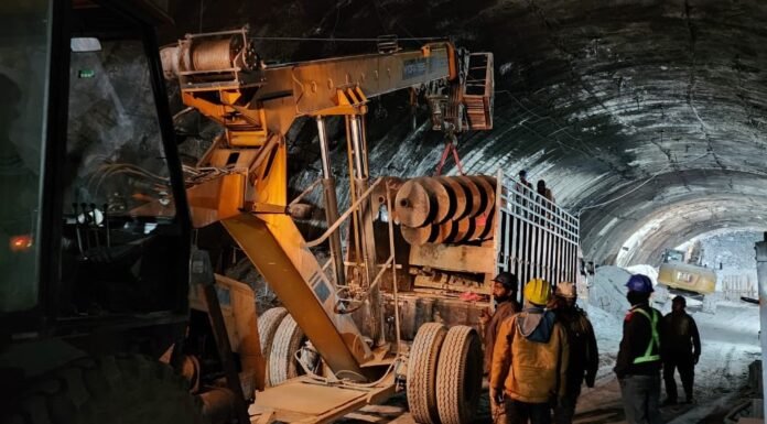 Silkyara Tunnel Collapse:-ऑगर ड्रिलिंग मशीन पहुंची साइट पर,सुरंग में फंसे मजदूरों को निकालने के लिए राहत-बचाव कार्य युद्ध स्तर पर जारी
