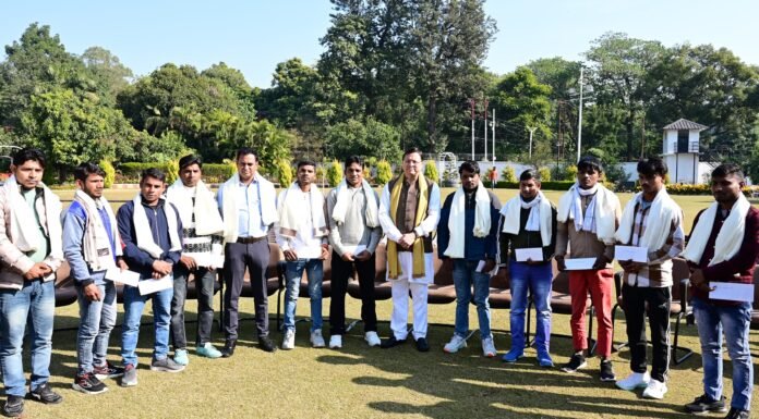 उत्तरकाशी के सिलक्यारा रेस्क्यू ऑपरेश में अहम भूमिका निभाने वाले 12 रैट माइनर्स को सीएम धामी ने किया सम्मानित