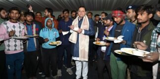 Dehradun:-ग्लोबल इंवेस्टर्स समिट की व्यवस्थाओं से जुड़े श्रमिकों एवं पर्यावरण मित्रों के साथ सीएम धामी ने किया भोजन,उनके अथक परिश्रम की सराहना कर दिया धन्यवाद