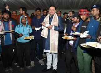 Dehradun:-ग्लोबल इंवेस्टर्स समिट की व्यवस्थाओं से जुड़े श्रमिकों एवं पर्यावरण मित्रों के साथ सीएम धामी ने किया भोजन,उनके अथक परिश्रम की सराहना कर दिया धन्यवाद