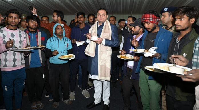 Dehradun:-ग्लोबल इंवेस्टर्स समिट की व्यवस्थाओं से जुड़े श्रमिकों एवं पर्यावरण मित्रों के साथ सीएम धामी ने किया भोजन,उनके अथक परिश्रम की सराहना कर दिया धन्यवाद