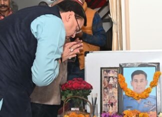 Dehradun:-मुख्यमंत्री पुष्कर धामी ने शहीद स्क्वाड्रन लीडर अभिमन्यु राय के आवास पर जाकर दी श्रद्धांजलि