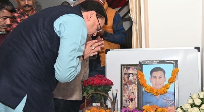 Dehradun:-मुख्यमंत्री पुष्कर धामी ने शहीद स्क्वाड्रन लीडर अभिमन्यु राय के आवास पर जाकर दी श्रद्धांजलि