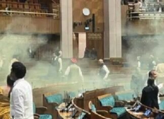 Parliament Security Breach:-संसद के अंदर सुरक्षा में चूक को लेकर विपक्ष का सड़क से सदन तक हंगामा,भाजपा ने कहा घुसपैठ के षड्यंत्र पर राजनीति दुर्भाग्यपूर्ण