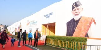 Global Investors Summit:-इन्वेस्टर्स समिट के एक्जीबिशन एरिया में रविवार को पहुँचे स्कूली छात्र-आम जनता,उत्तराखंड की विकास यात्रा को देखा करीब से