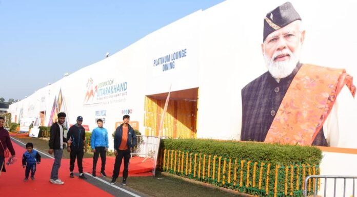 Global Investors Summit:-इन्वेस्टर्स समिट के एक्जीबिशन एरिया में रविवार को पहुँचे स्कूली छात्र-आम जनता,उत्तराखंड की विकास यात्रा को देखा करीब से