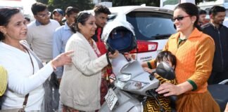 Kotdwar:-विधानसभा अध्यक्ष ने कोटद्वार में साप्ताहिक सड़क सुरक्षा जागरूक अभियान का शुभारंभ कर वितरित किए हेलमेट