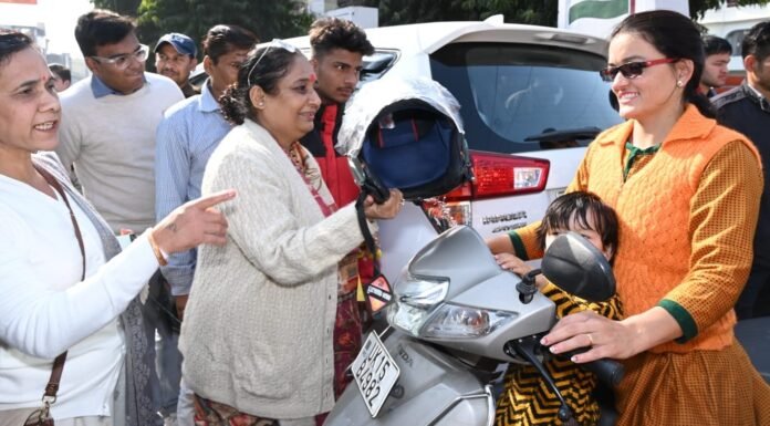 Kotdwar:-विधानसभा अध्यक्ष ने कोटद्वार में साप्ताहिक सड़क सुरक्षा जागरूक अभियान का शुभारंभ कर वितरित किए हेलमेट