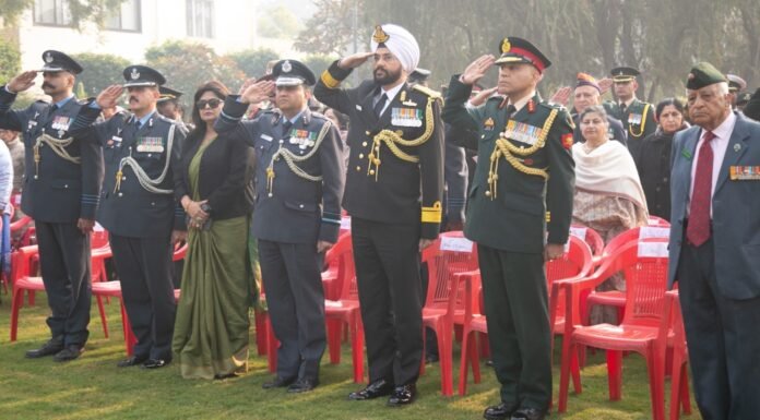 NOIDA:-विजय दिवस के मौके पर नोएडा शहीद स्थल पर 41 शहीदों को अर्पित की गई श्रद्धांजलि
