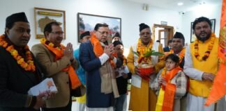 Uttarakhand:-मुख्यमंत्री आवास पहुंचे पूजित अक्षत,श्री राम मंदिर का चित्र एवं निमंत्रण पत्रक,सीएम धामी ने जय श्री राम के उद्घोष से किया स्वागत