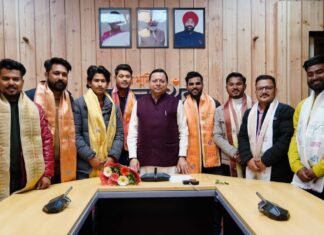 Uttarakhand:-मुख्यमंत्री पुष्कर धामी से उत्तराखंड के युवा गायक और कलाकारों ने की भेंट,मुख्यमंत्री कलाकारों का बढ़ाया हौसला