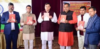 Uttarakhand:-सीएम धामी ने किया लेखक हरि सिंह बिष्ट की पुस्तक ’मन की बात-सकारात्मक संवाद से सशक्त भारत’ का विमोचन