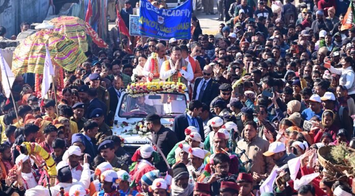 Bageshwar:-विकास खण्ड कपकोट से केदारेश्वर मैदान तक आयोजित रोड शो में शामिल हुए सीएम धामी