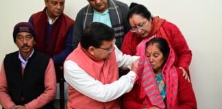 Nainital:-जम्मू कश्मीर में शहीद हुए रातीघाट निवासी लांस नायक संजय बिष्ट के घर पहुंचे सीएम धामी कहा-शहीद के परिवार को जल्द मिलेगी नौकरी