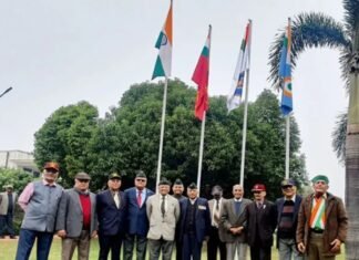 Republic Day:-नोएडा शहीद स्मारक में शहीदों के परिवारों ने शहीदों को अर्पित की पुष्पांजलि