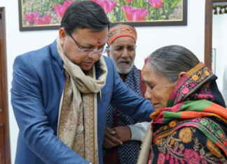 Uttarakhand:-‘तेनजिंग नोर्गे राष्ट्रीय साहस पुरस्कार-2022’ से सम्मानित पर्वतारोही स्व.सविता कंसवाल के पिताजी ने सीएम धामी से सपरिवार की भेंट