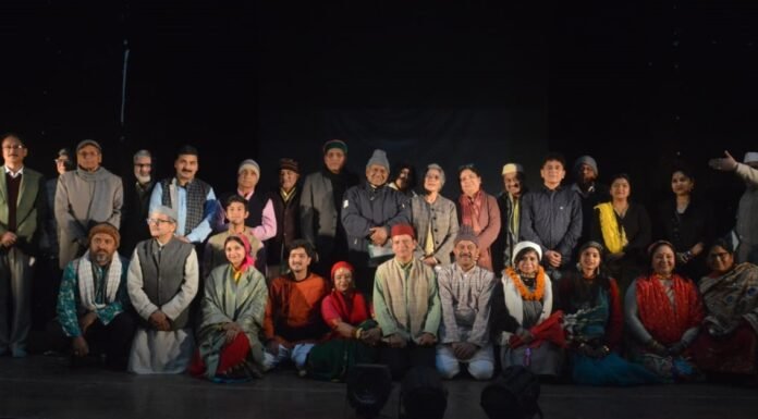 Dehradun:-कला दर्पण नाट्य संस्था द्वारा उपन्यासकार डा.हरिसुमन बिष्ट के चर्चित उपन्यास ‘आछरी-माछरी’ पर नाटक का मंचन