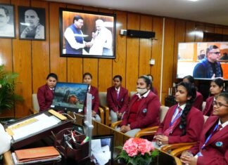 Dehradun:-विधानसभा की कार्यवाही देखने आई छात्राओं ने सीएम धामी से की भेंट,लोकतंत्र की प्रणाली के सम्बन्ध में की चर्चा