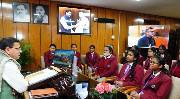 Dehradun:-विधानसभा की कार्यवाही देखने आई छात्राओं ने सीएम धामी से की भेंट,लोकतंत्र की प्रणाली के सम्बन्ध में की चर्चा