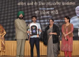 Uttarakhand:-राज्यपाल ने नेशनल एक्शन फॉर मैकेनाइज्ड सैनिटेशन इकोसिस्टम के तहत सफाई मित्रों को आयुष्मान स्वास्थ्य कार्ड और पीपीई किट किए वितरित