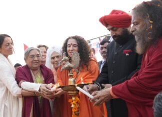 Yoga Festival 2024:-परमार्थ निकेतन,ऋषिकेश में आयोजित ‘अंतर्राष्ट्रीय योग महोत्सव’ में शामिल हुए राज्यपाल,गंगा आरती में भी किया प्रतिभाग