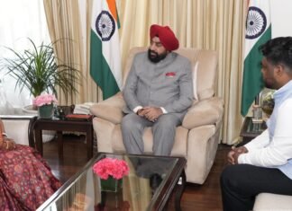 Dehradun:-ग्राम झाझरा की प्रधान पिंकी देवी ने की राज्यपाल गुरमीत सिंह से मुलाकात,गांव में चल रहे विकास कार्यों की दी जानकारी