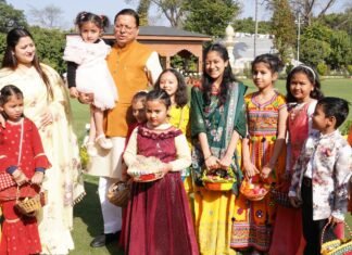 Uttarakhand:-मुख्यमंत्री आवास में धूमधाम से मनाया गया लोक पर्व फूलदेई,सीएम धामी ने प्रदेशवासियों को दी फूलदेई के त्योहार की दी बधाई