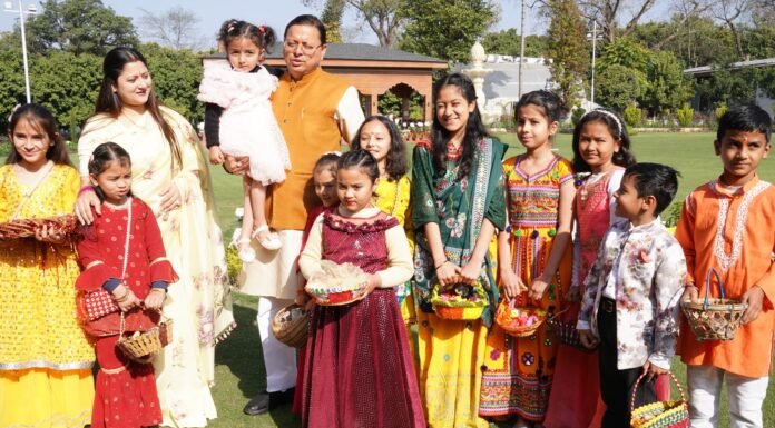 Uttarakhand:-मुख्यमंत्री आवास में धूमधाम से मनाया गया लोक पर्व फूलदेई,सीएम धामी ने प्रदेशवासियों को दी फूलदेई के त्योहार की दी बधाई