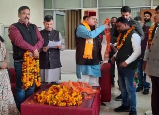 Dehradun:-वाल्मीकि समाज,किसान यूनियन से जुड़े सामाजिक कार्यकर्ताओं एवं कांग्रेस पदाधिकारियों ने ली भाजपा की सदस्यता