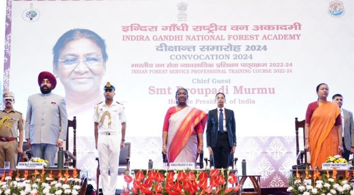 Dehradun:-इन्दिरा गांधी राष्ट्रीय वन अकादमी में प्रशिक्षणरत व्यावसायिक प्रशिक्षण पाठ्यक्रम के भारतीय वन सेवा के परिवीक्षार्थियों के दीक्षांत समारोह में शामिल हुई राष्ट्रपति द्रौपदी मुर्मु
