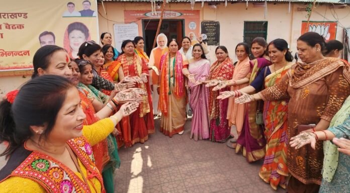 Dehradun:-चैत्र नवरात्रि पर भाजपा महिला मोर्चा ने की अबकी बार 400 पार,कमल मेहंदी अभियान की हुई शुरुआत
