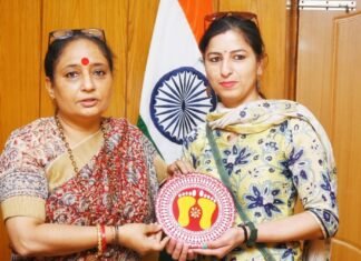 Uttarakhand:-ऐपण कलाकार ज्योति पांडेय ने विधानसभा अध्यक्ष से की मुलाकात,ऐपण कला से निर्मित कलाकृति की भेंट