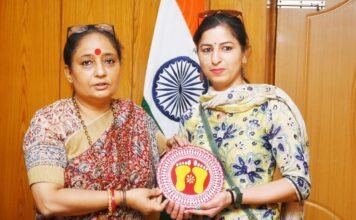 Uttarakhand:-ऐपण कलाकार ज्योति पांडेय ने विधानसभा अध्यक्ष से की मुलाकात,ऐपण कला से निर्मित कलाकृति की भेंट