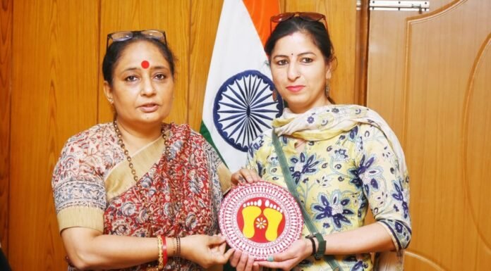 Uttarakhand:-ऐपण कलाकार ज्योति पांडेय ने विधानसभा अध्यक्ष से की मुलाकात,ऐपण कला से निर्मित कलाकृति की भेंट